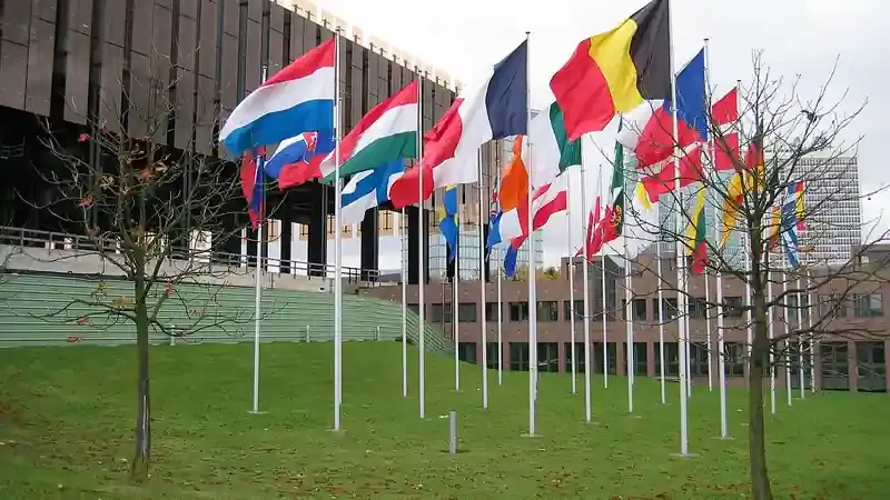 Az Európai Unió Bíróságának épülete Luxembourgban, előtte a tagállamok zászlóival